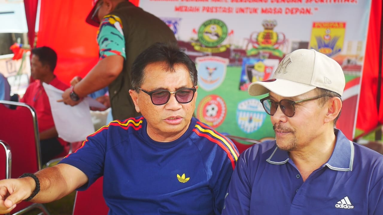 Mastilizal Aye (kiri/ Ketua PSSI Kota Padang) bersama Desri Ayunda (Ketua PSTS)